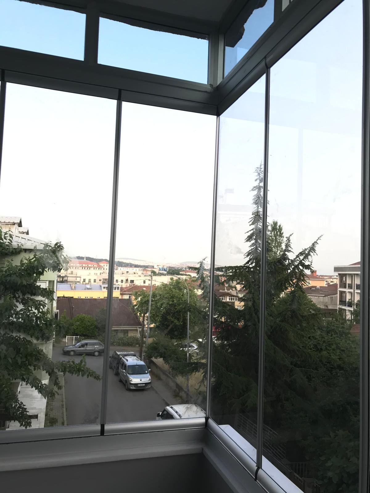 Geniş balkon için hazırlanan cam balkon sistemi