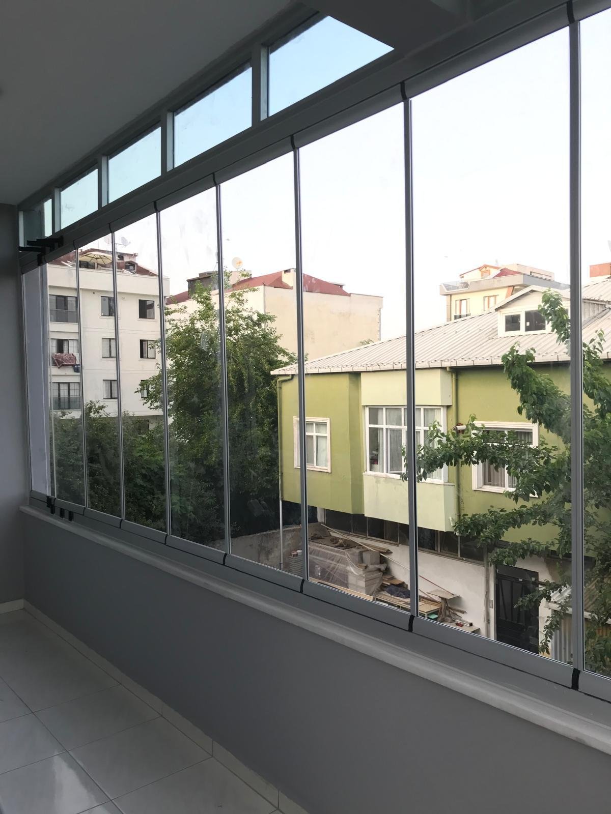 Köşeli balkon için özel cam balkon uygulaması