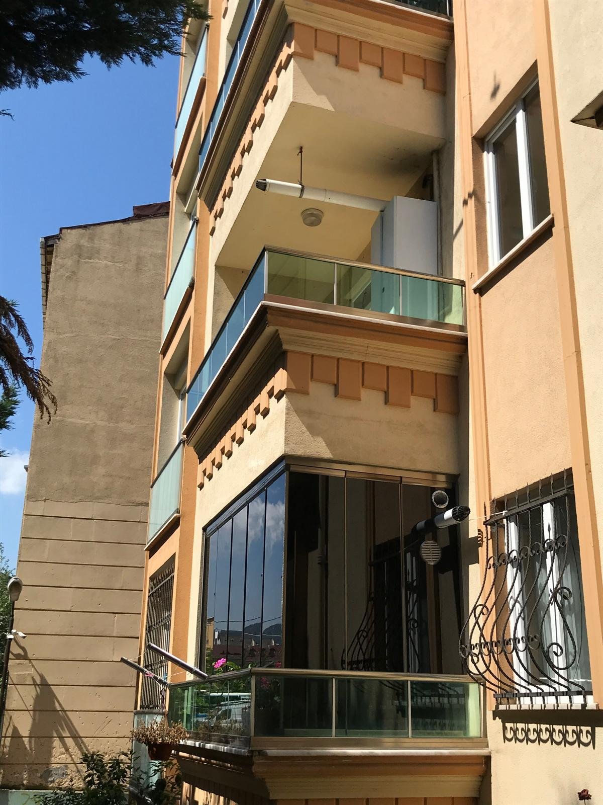 Profesyonel montajı tamamlanmış cam balkon sistemi