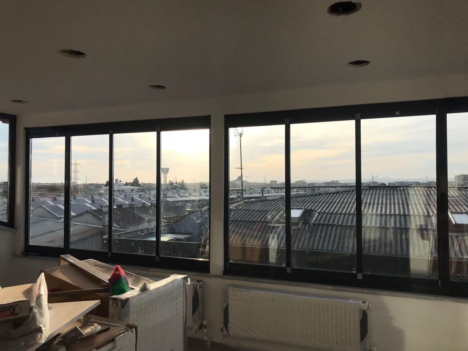 Geniş cepheye uygulanmış siyah profilli cam balkon