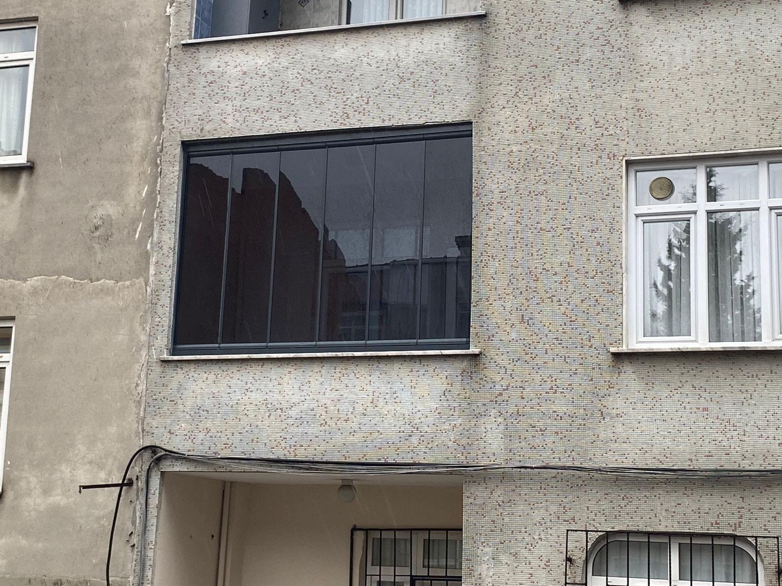 Apartman dairesine uygulanmış modern cam balkon modeli