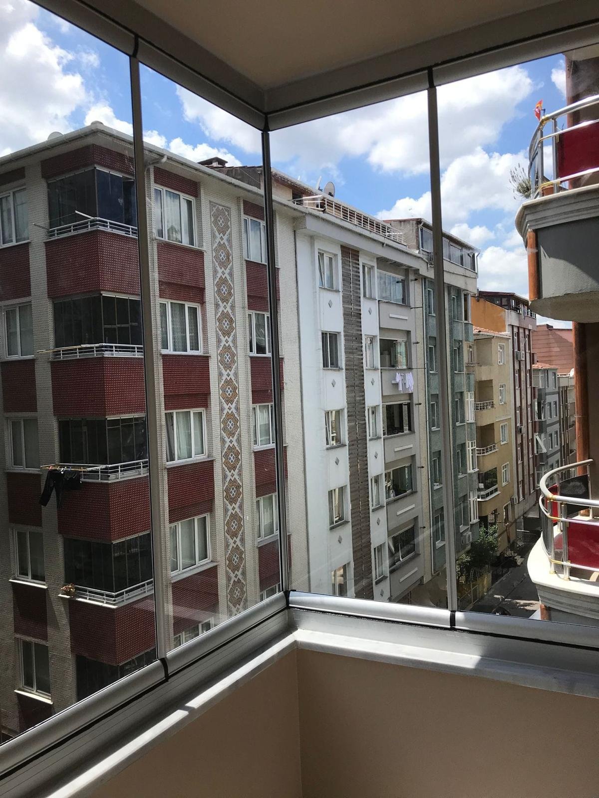 Siyah profilli katlanır cam balkon sistemi