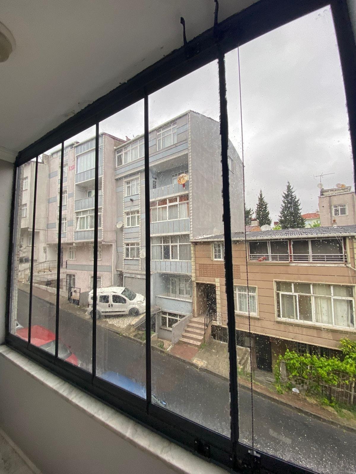 Balkon cephesine uygulanmış cam balkon kapatma sistemi