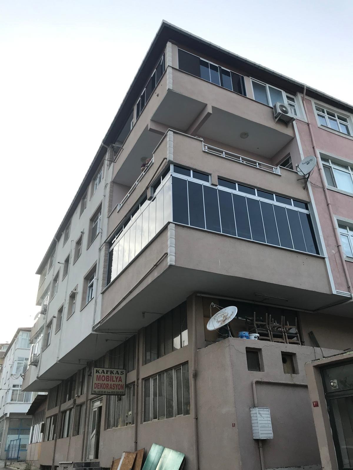 Beyaz profilli cam balkon uygulaması