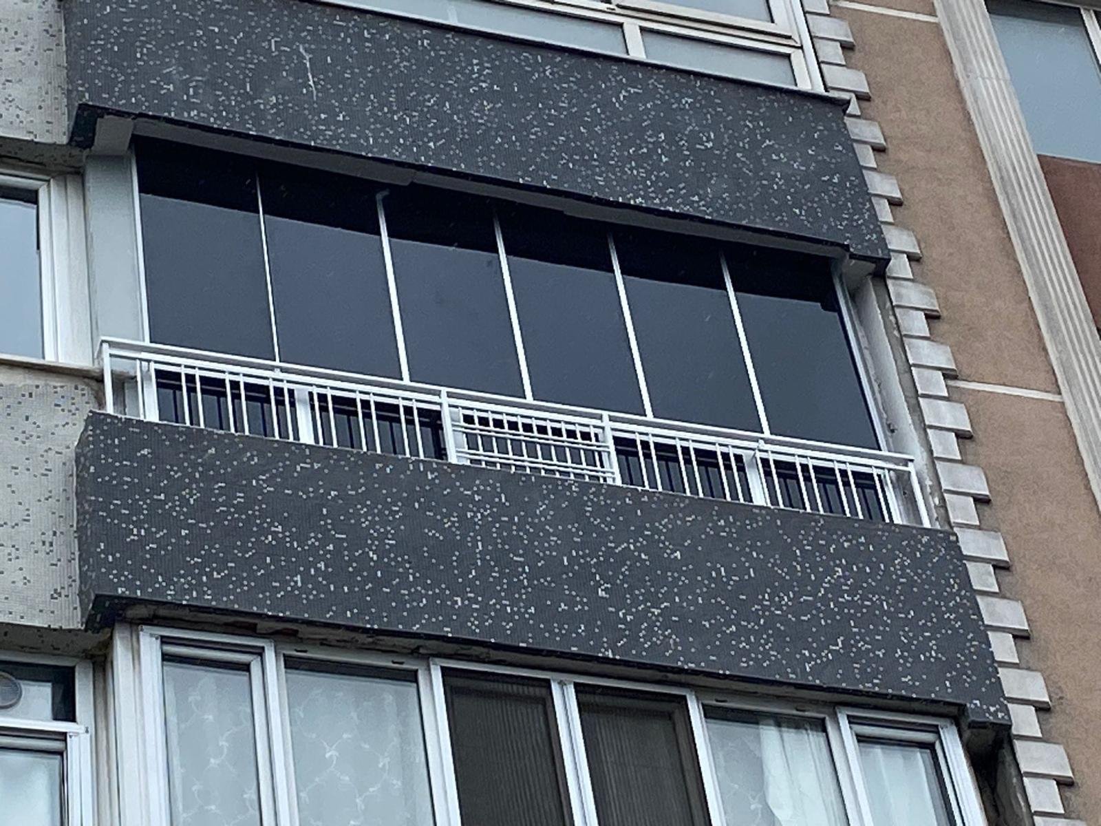 Bina balkonuna uygulanmış özel ölçü cam balkon sistemi