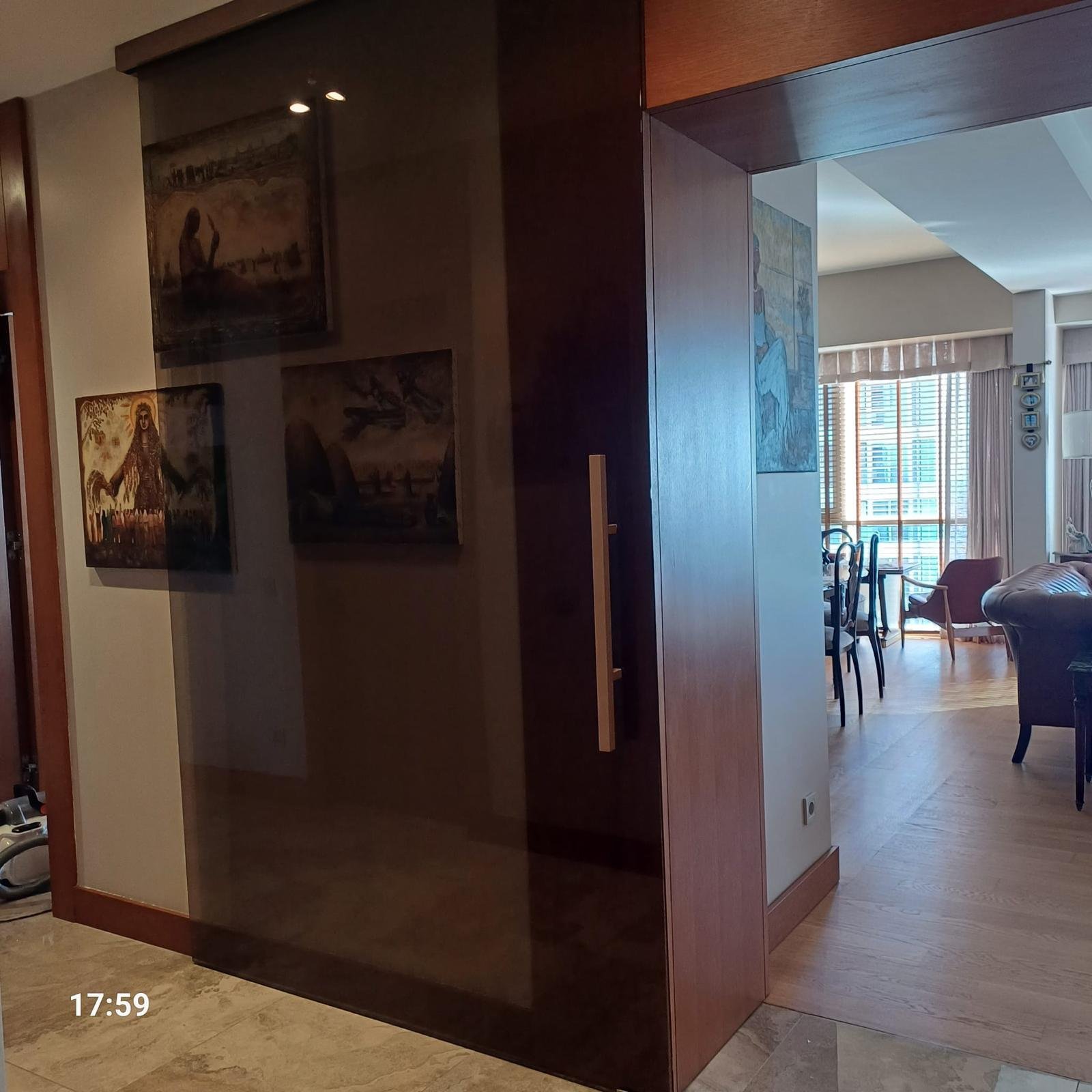İş yeri girişine uygulanmış modern cam kapı